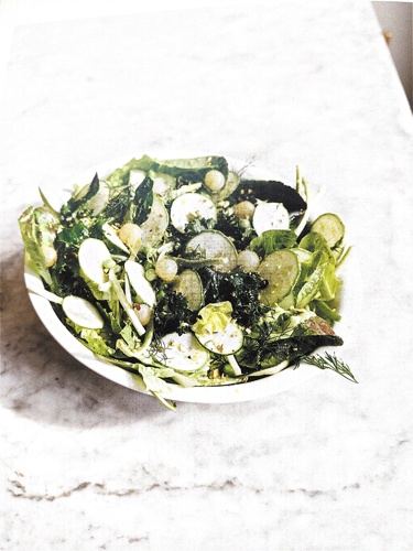 Green salad with pistachio cream